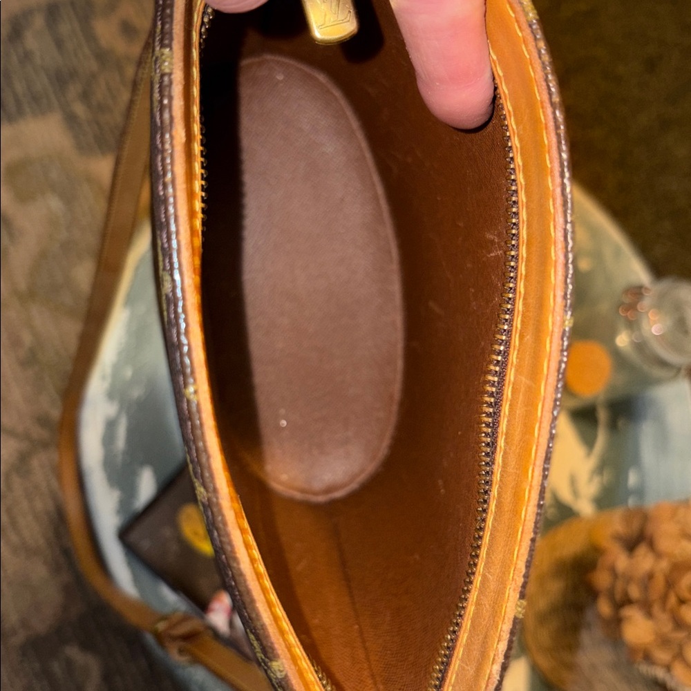 Louis Vuitton Monogram 23.75"
Height: 8.25"
Width: 10"
Depth: 4.25" - Picture 9 of 10